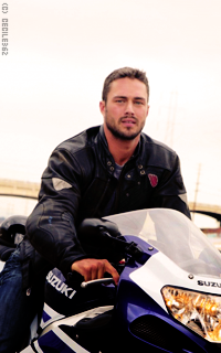 Taylor Kinney KtRKh9pe