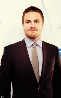 Stephen Amell Oxx8tkLj