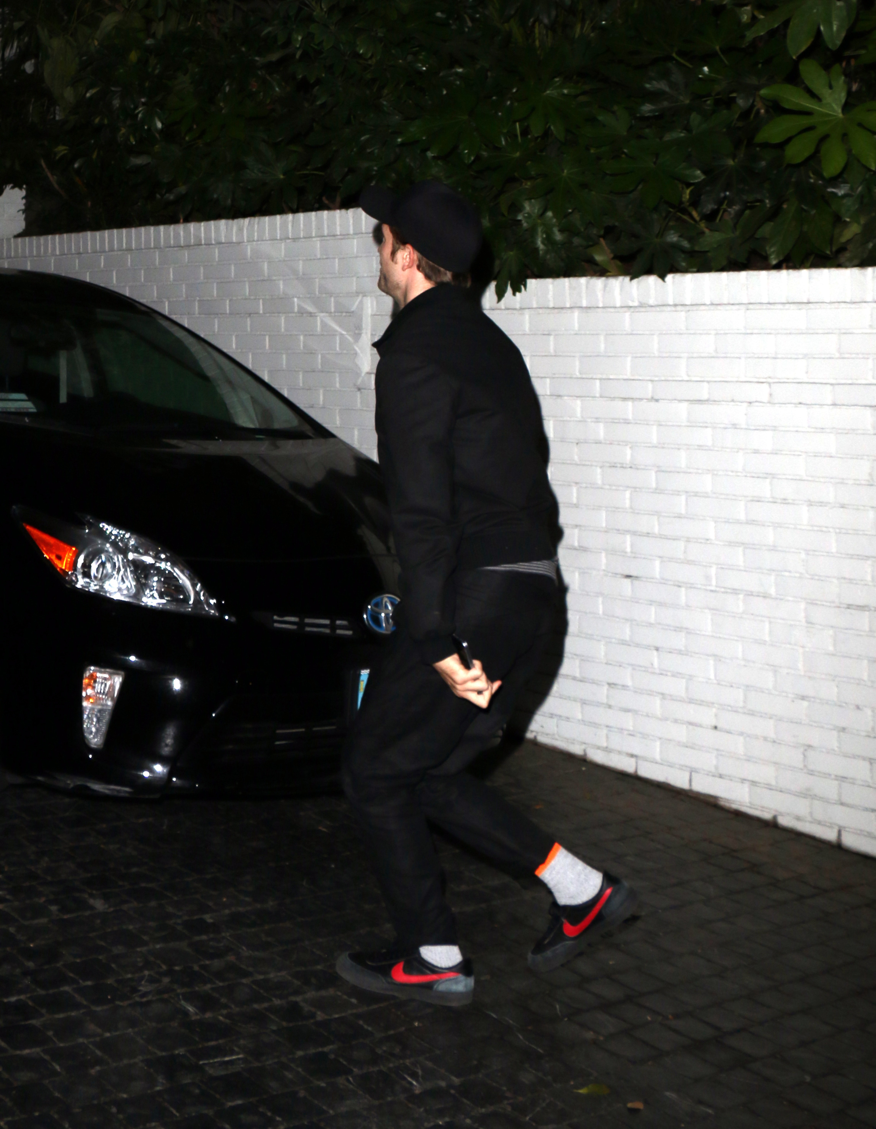 1 Junio - NUEVAS Fotos de Rob dejando el Chateau Marmont!!! (31 Mayo) PzrX3a4Y