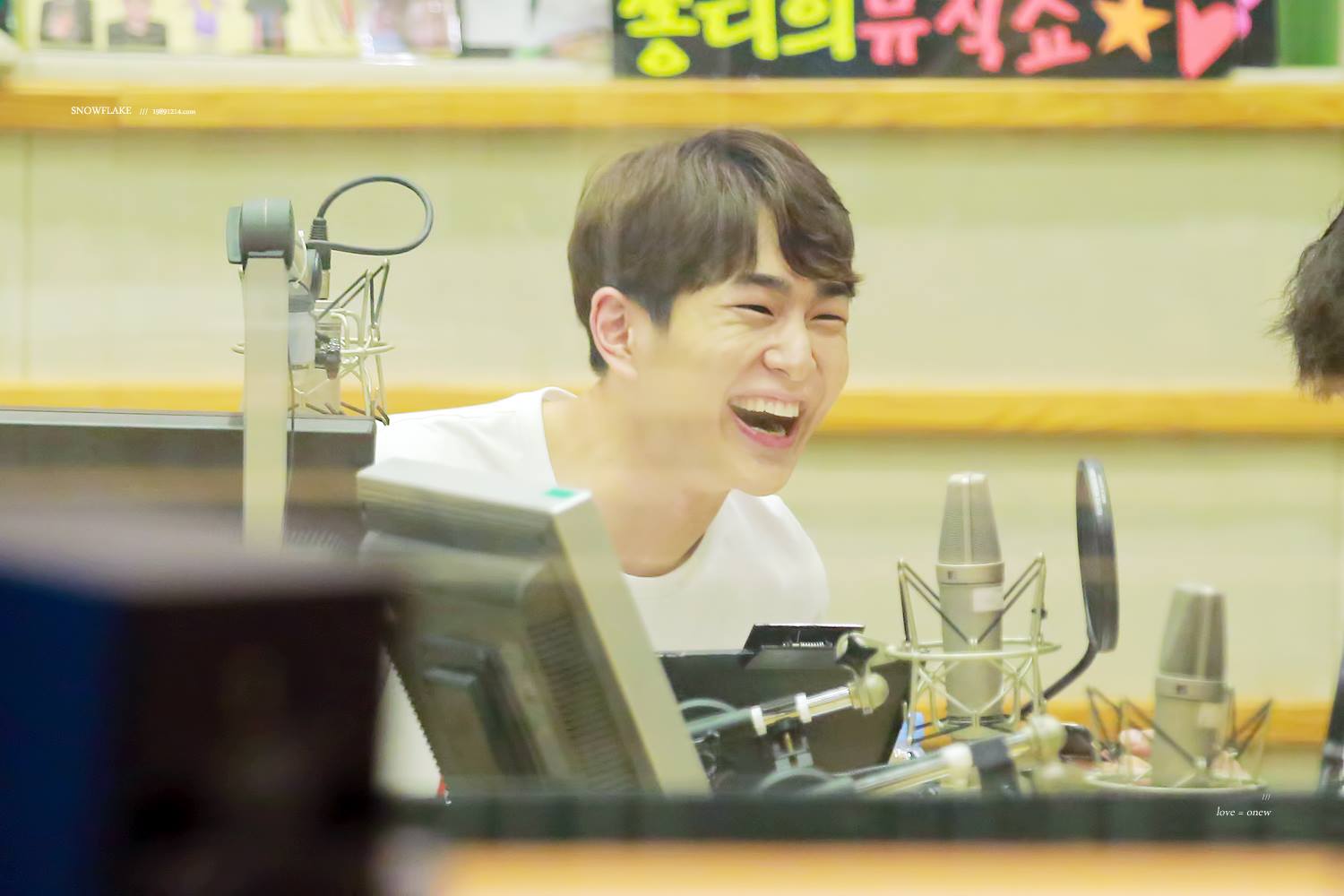 [IMG/160705] Onew @ DJ Especial - KBS Sukira Kiss The Radio Q4F7P1YY