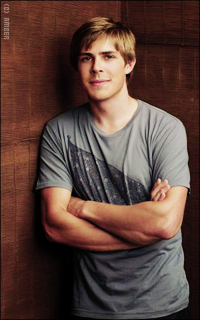 Chris Lowell Q7w09jY5