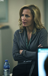 Gillian Anderson QZ8RyIWe