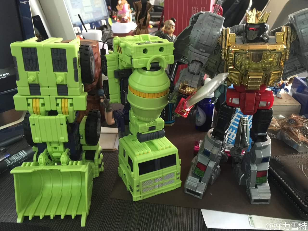 [Toyworld] Produit Tiers - Jouet TW-C Constructor aka Devastator/Dévastateur (Version vert G1 et jaune G2) - Page 5 QjRkgifJ