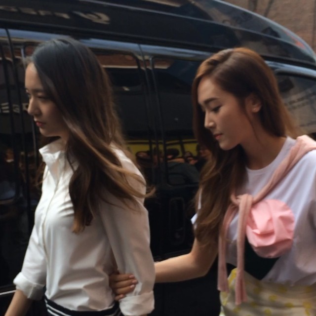 {140401} Jessica y Krystal filmando "Cover Girl" en Shinsadong RbYO53hN