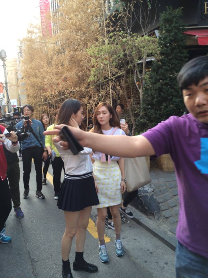 {140401} Jessica y Krystal filmando "Cover Girl" en Shinsadong T4G6eYc0