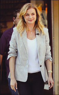 Emily Vancamp T4bKYizD