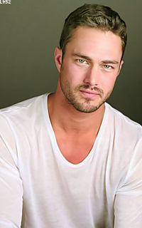 Taylor Kinney UGO4jnVB