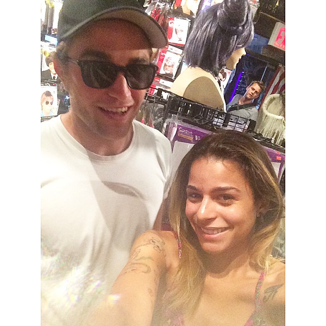 23 Agosto - Nuevas Fotos Fan de Rob en una tienda de disfraces en Nueva York!!! (21 Agosto) UkzjDBBU