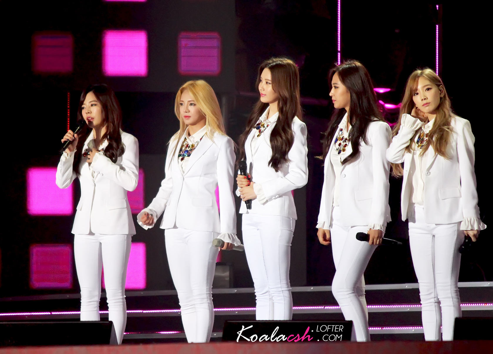 [PIC][24-10-2014]SNSD khởi hành đi Trung Quốc để biểu diễn tại "MBC Korean Music Wave in Beijing 2014" vào chiều nay - Page 3 VZIjcGGC