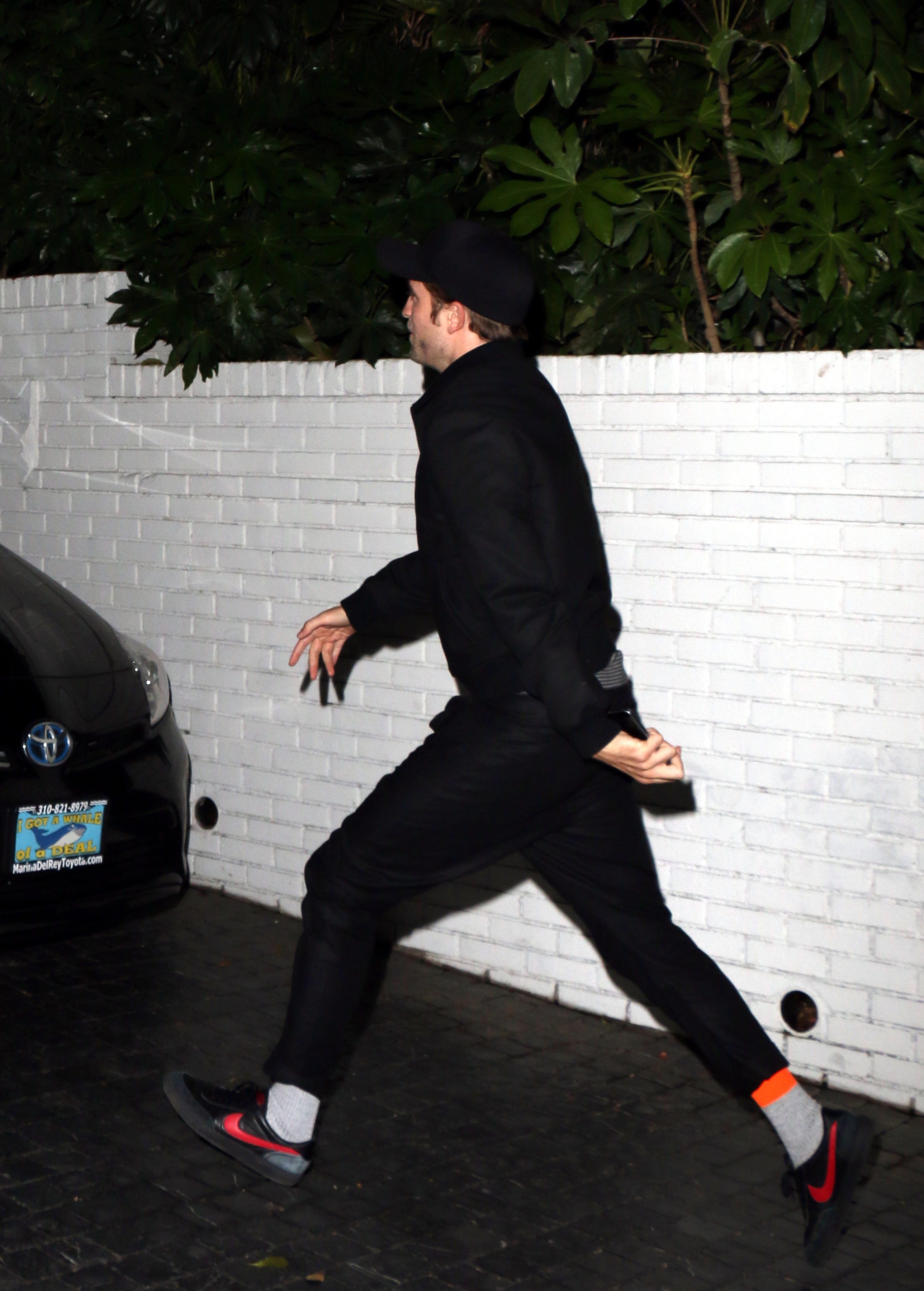 1 Junio - NUEVAS Fotos de Rob dejando el Chateau Marmont!!! (31 Mayo) XOqVQCzw