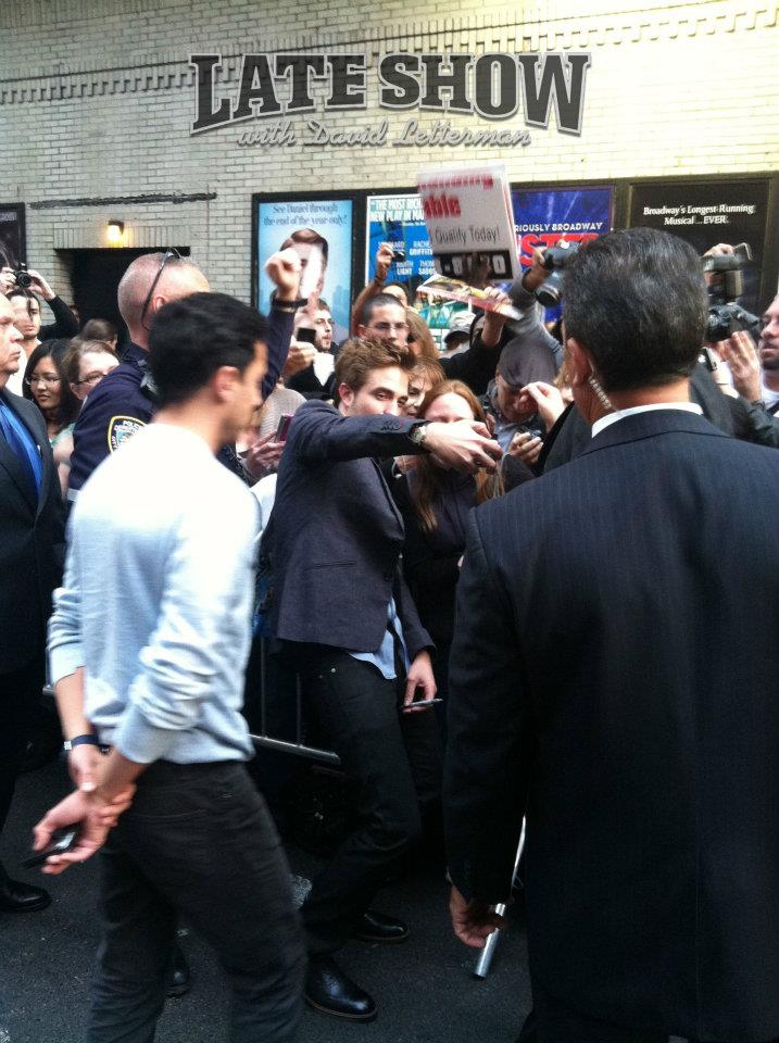 16 Julio - Nuevas/Antiguas Fotos de Rob llegando al Show de Letterman!!! (2011) XtdjDywW