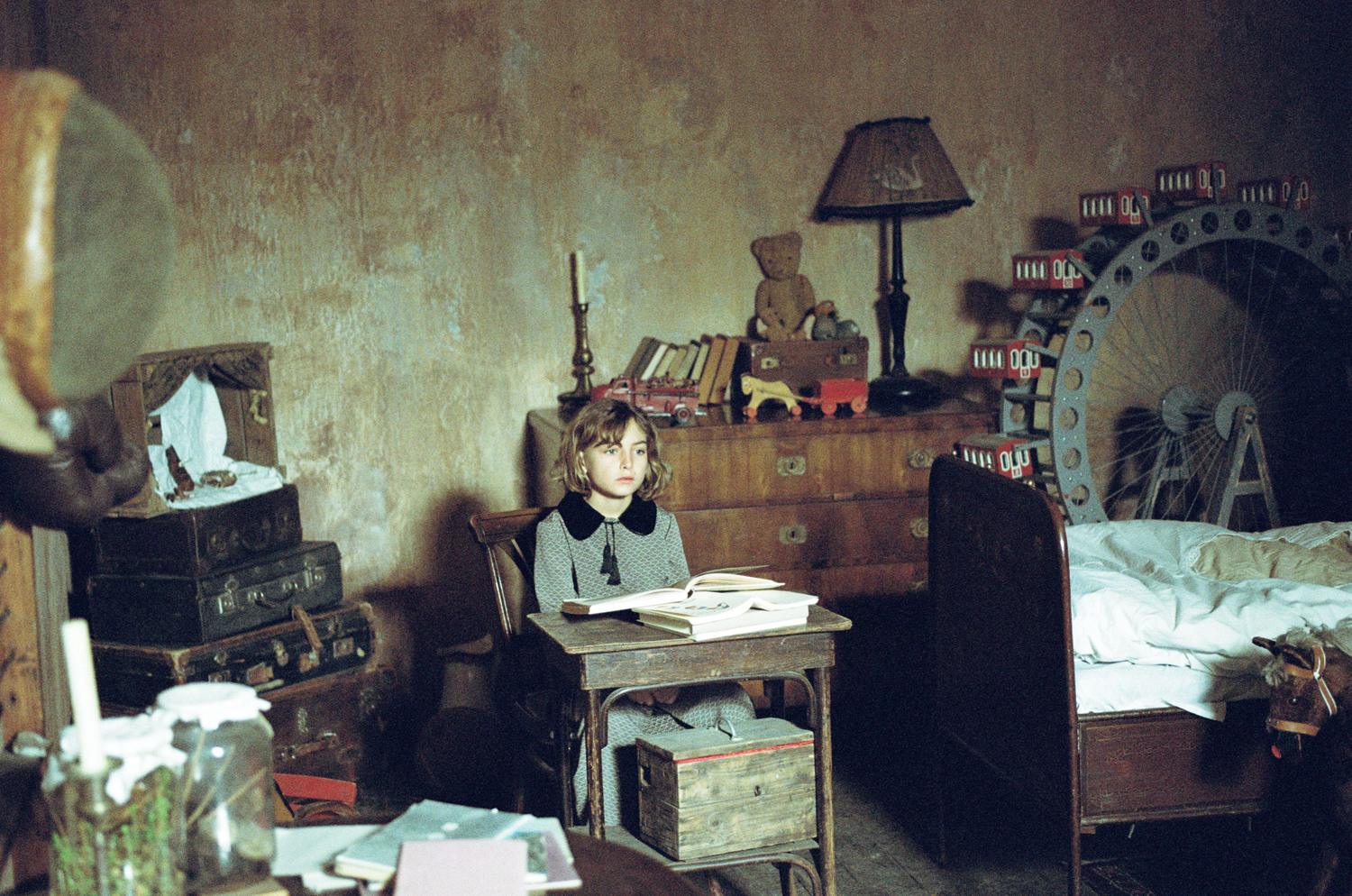 25 Mayo - Nuevos Stills de "The Childhood of a Leader"!!! ( CONTIENE SPOILERS ) ZvxyzW54