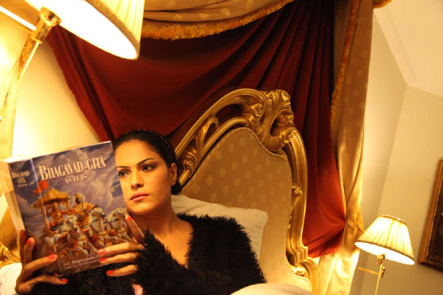 Veena Malik Starts Reading Hinduism Book Bhagavad Gita AbjlHCwN