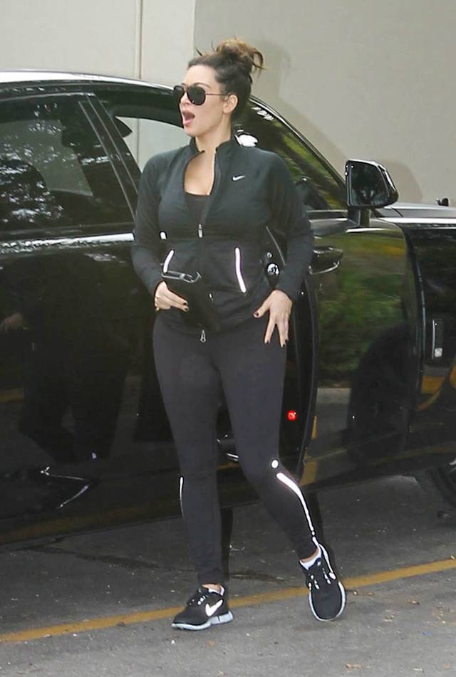 Kim Kardashian at Berries Restaurant Abkt3LeN