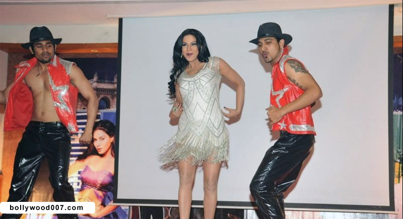 Veena Malik Promoting Film City that Never Sleeps AbqeVMuS