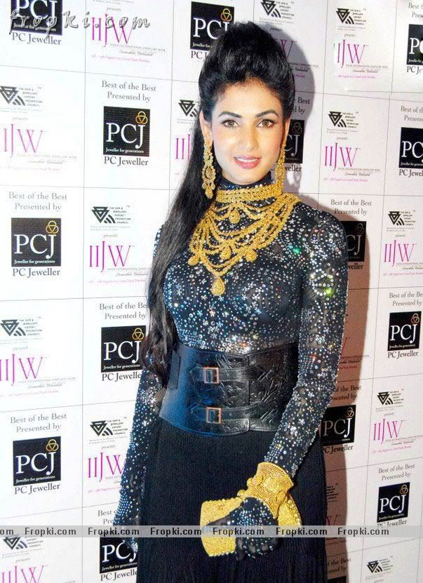 Sonal Chauhan walks the ramp at IIJW Abt0ckwm