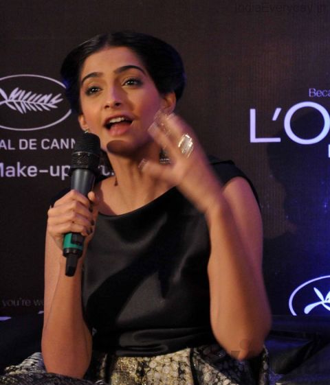 Sonam Kapoor Launch L'Oreal Paris Sunset Cannes Collection AcbBSOvl