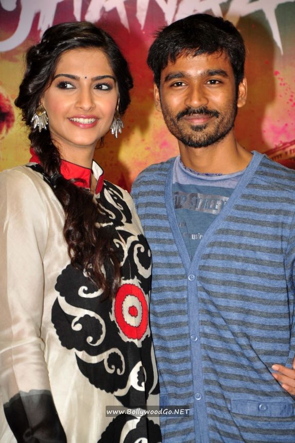 Sonam Kapoor and Dhanush at Reliance Digital Gallery AcncV0Xt