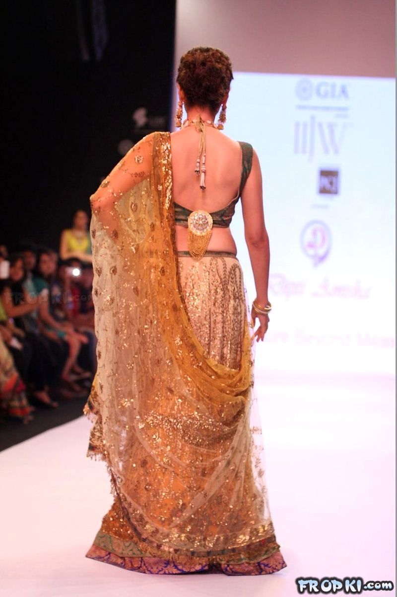 Sexy Aditi Rao Talks About Jewelry in IIJW 2013 AcsMjOpz