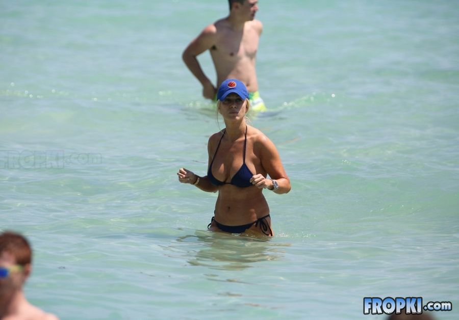 Jill Martin wearing a bikini on the beach in Miami wearing a bikini on the beach in Miami Acuf5gYL