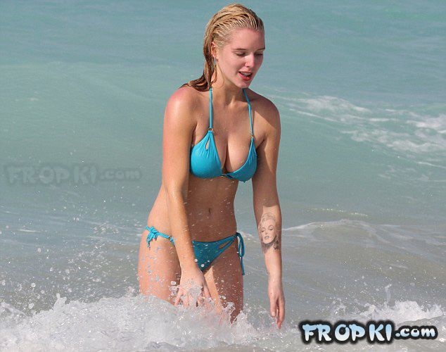 Helen Flanagan - In a bikini on a beach in Dubai AcvXlD9d