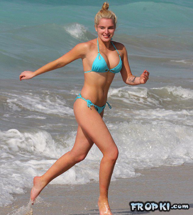 Bikini - Helen Flanagan - In a bikini on a beach in Dubai Acy5LRir