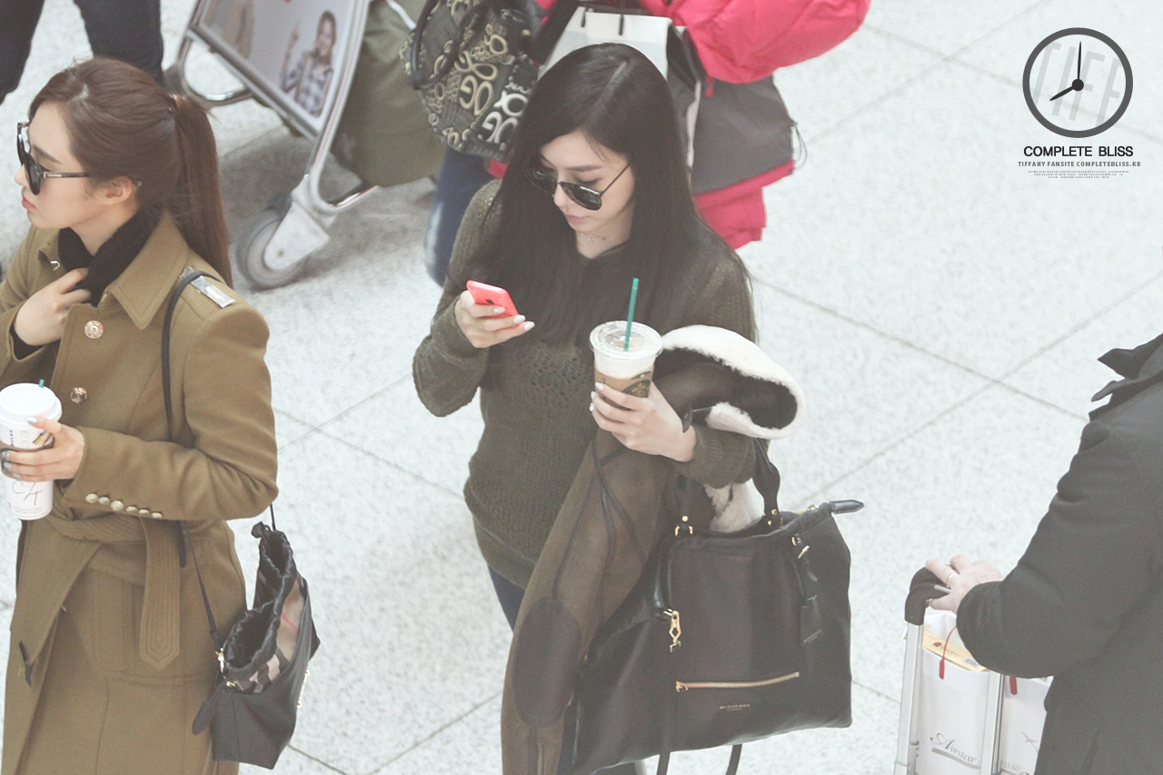 [140103] Tiffany y Yuri — Aeropuerto de Incheon Ade43KTr