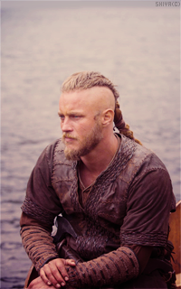 Travis Fimmel Ade8h0VD