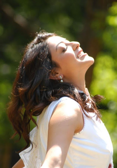 Agarwal - Kajal Agarwal latest beautiful stills in white dress Adpb8Ril