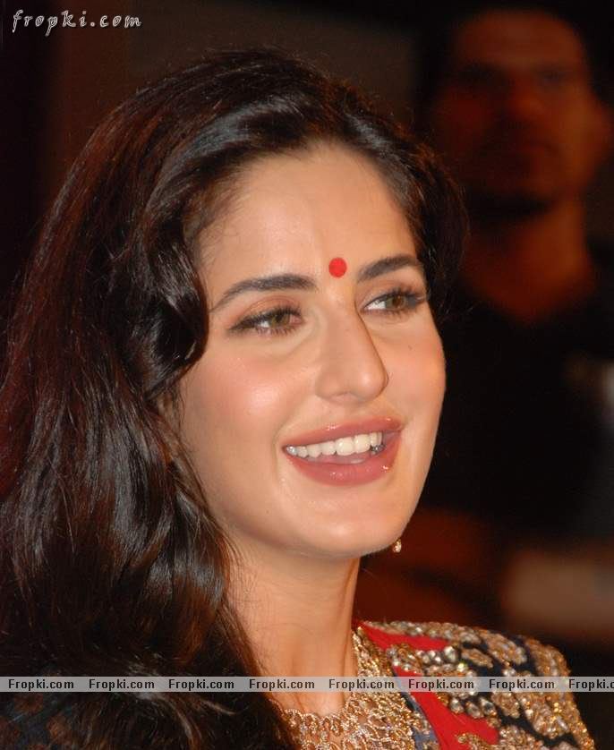 Photos - Katrina Kaif sizzling photos in red Saree Adr9vYLj