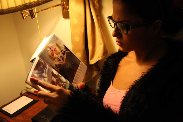 Veena Malik Starts Reading Hinduism Book Bhagavad Gita AdueZIOj