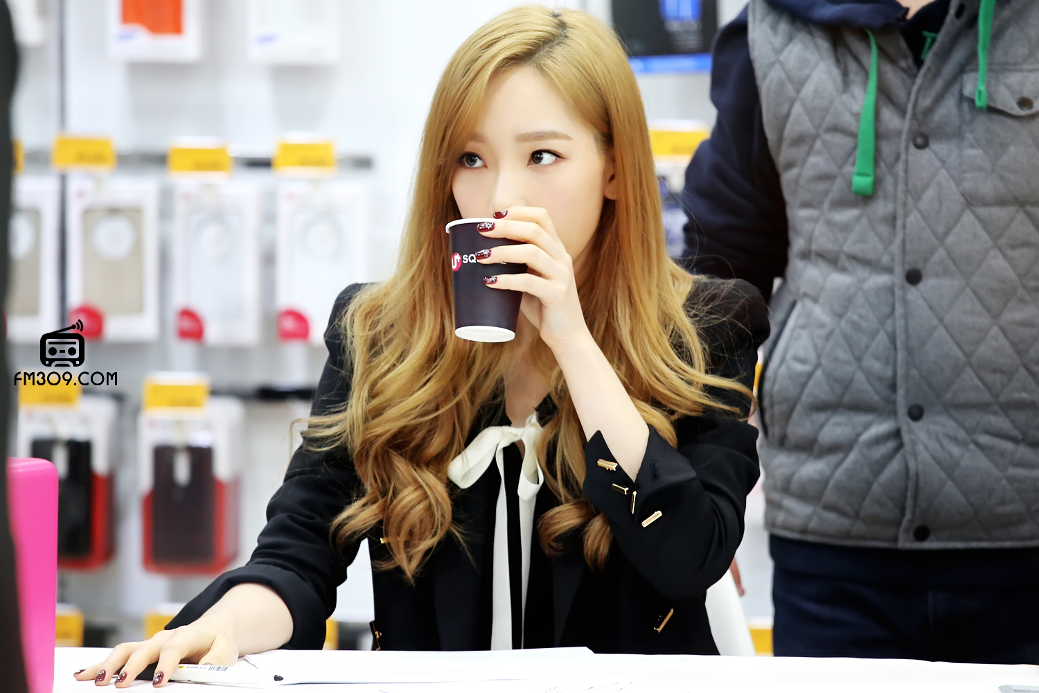 [PIC][31-10-2014]TaeTiSeo tham dự sự kiện "LG U+ iPhone 6 & 6 Plus Launching Fansign" vào sáng sớm nay - Page 2 BXiHCahb