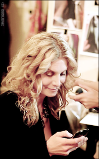 Elizabeth Mitchell CZYxrdb9