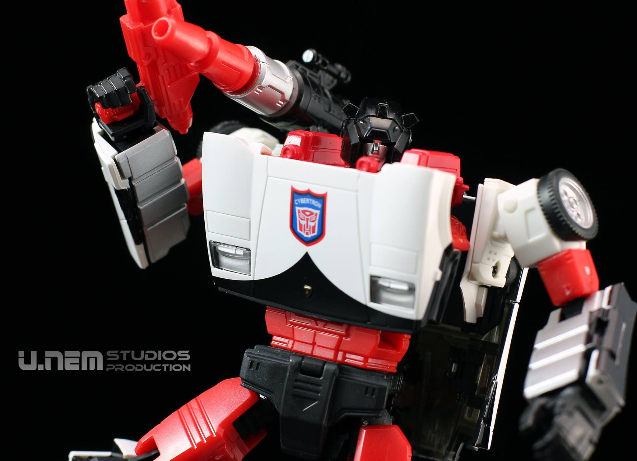 [Masterpiece] MP-12 Sideswipe/Frérot (rouge) ― MP-12G Sideswipe/Frérot G2 (noir) ― MP-12T Tigertrack/Tigrevoie (jaune) + MP-14C Clampdown/Châtimo (blanc) - Page 6 EJhmXe9a