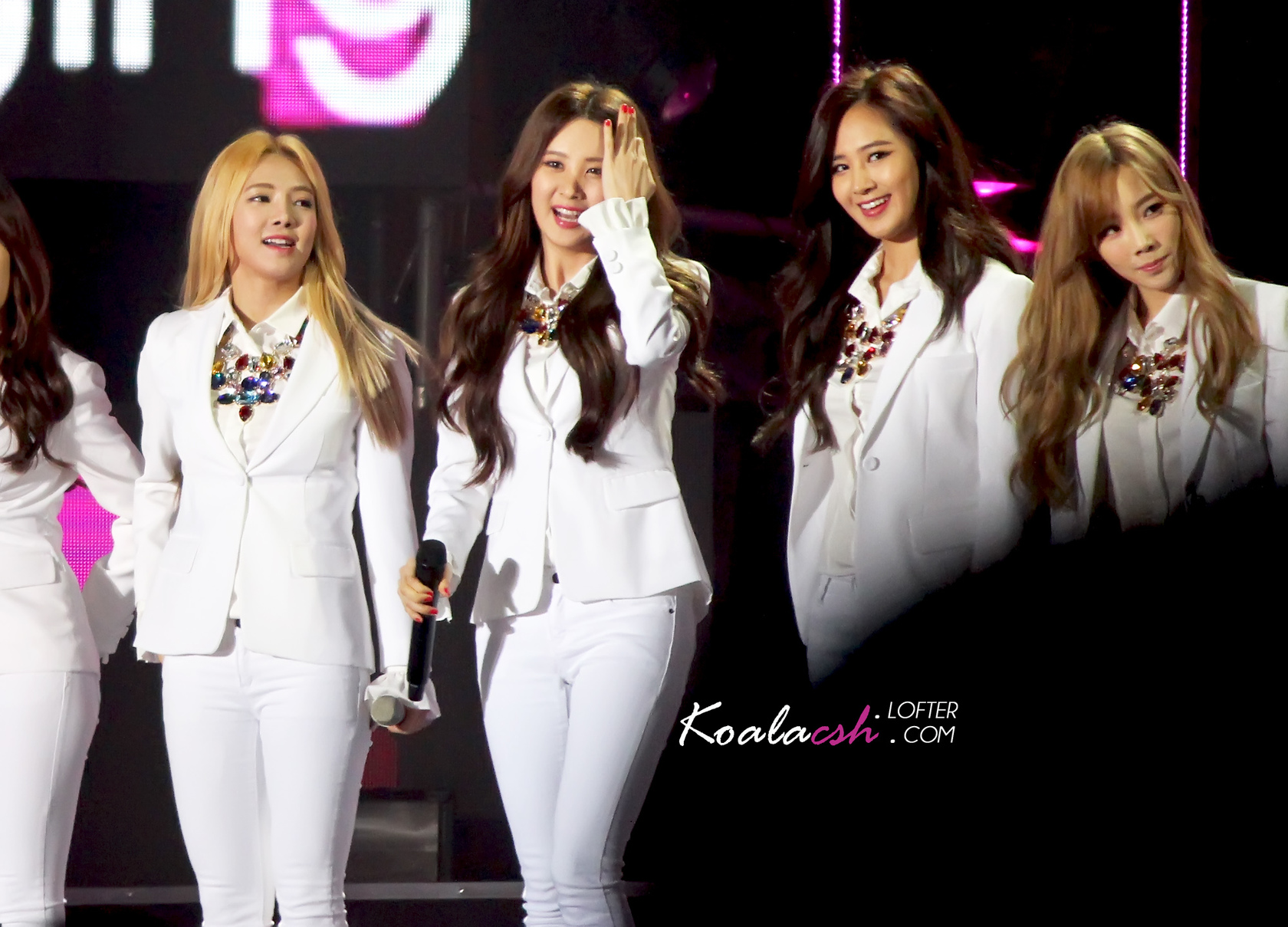 [PIC][24-10-2014]SNSD khởi hành đi Trung Quốc để biểu diễn tại "MBC Korean Music Wave in Beijing 2014" vào chiều nay - Page 3 GEUMQQVv