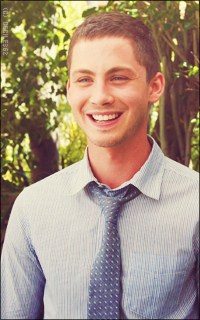 Logan Lerman HkoKob0t