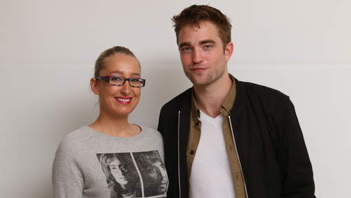 9 Julio - Nueva Entrevista + Dos Fotos Nuevas de Rob y una ya vista, ahora en mejor calidad - Press Junket The Rover LA!!! IyRbnsvr