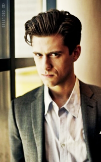 Aaron Tveit KEjXFktS