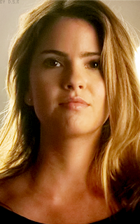 Shelley Hennig OxEGLuqC