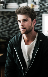 Nathaniel Buzolic PMJiaLdY