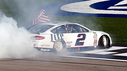 Brad Keselowski arrebató la victoria a K. Busch en Las Vegas SkkyLsT0