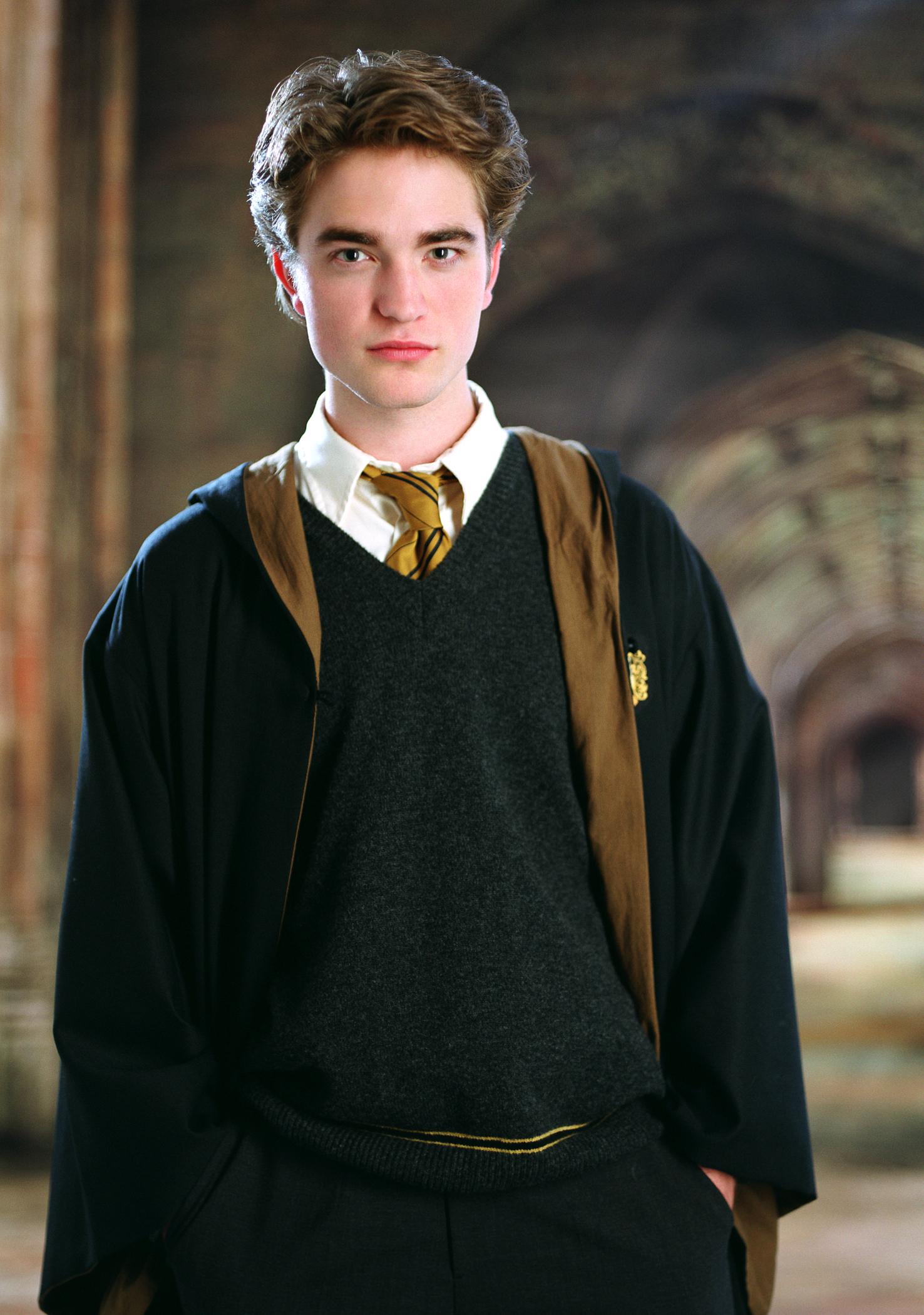 12 Enero - Magníficos Stills de Rob omo Cedric Diggory, ahora en HQ!!!! TpLI7l6M