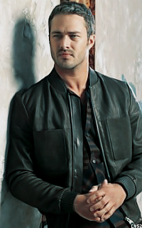 Taylor Kinney UeSxyUYF