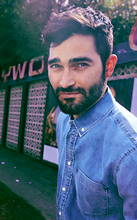 Tyler Hoechlin - 200*320  WEKe9XLR