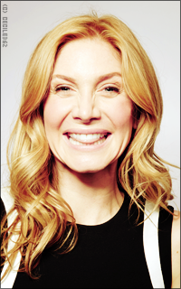 Elizabeth Mitchell XmomXAIO