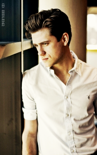 Aaron Tveit YzZYFPbE