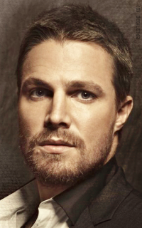 Stephen Amell Zn8kUHmh