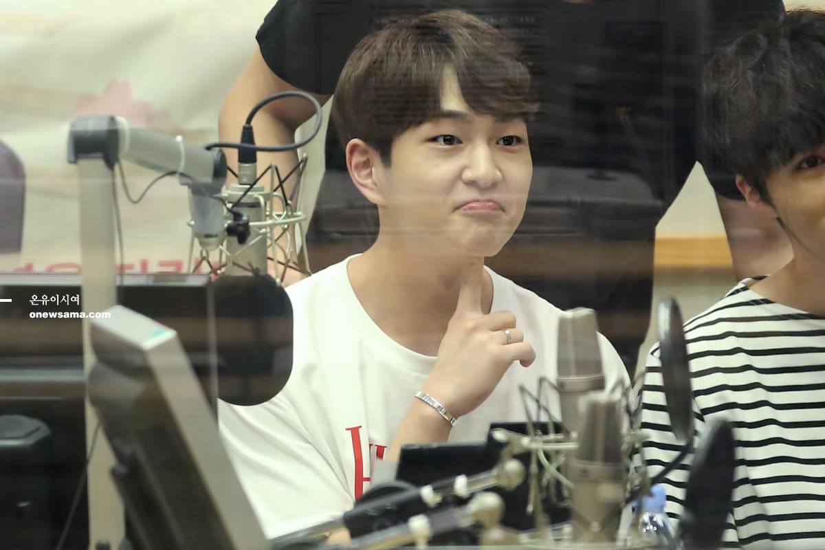 [IMG/160705] Onew @ DJ Especial - KBS Sukira Kiss The Radio ZzxxzOX4