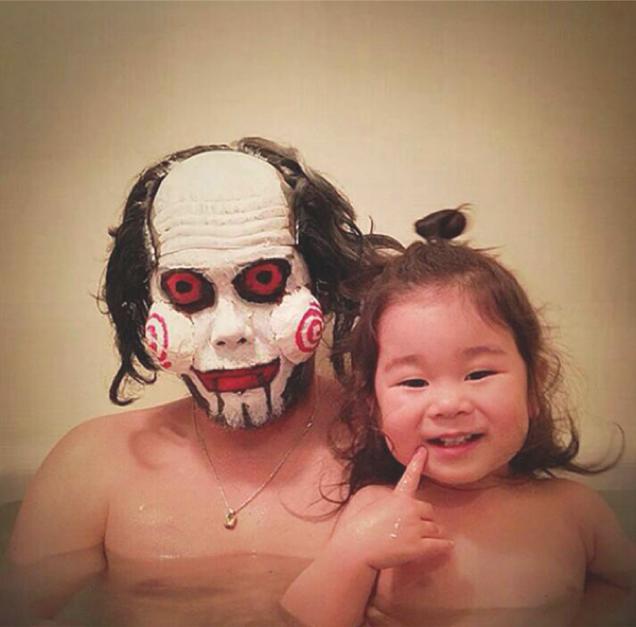 [Face Cosplay]Un papa qui rend l'heure du bain joyeux pour son enfant Xbdkglw9osqbzftr3lak