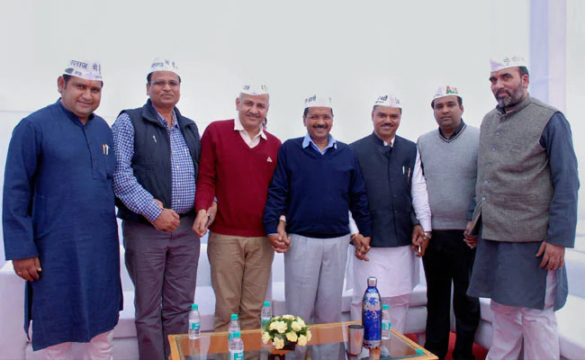 Delhi's New Ministers Treated to Home Cooked Lunch by Arvind Kejriwal Cm-kejriwal-with-new-ministers_650x400_41423924809